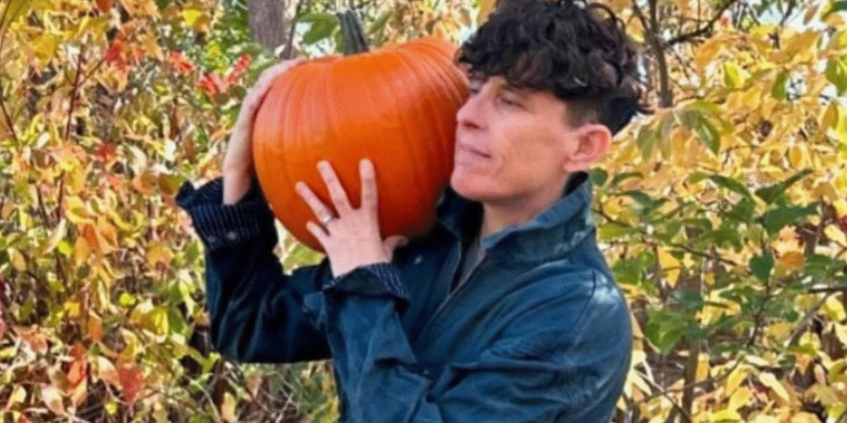 Award-winning poet and LGBTQ+ activist Andrea Gibson died at the age of 49.: