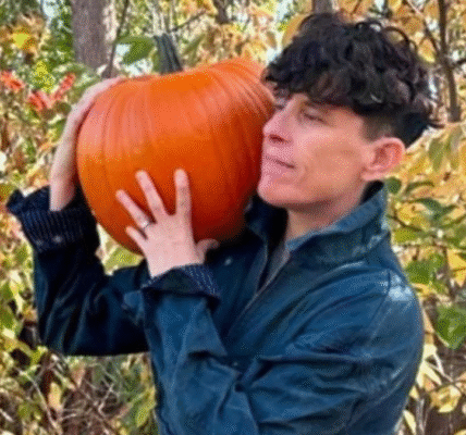 Award-winning poet and LGBTQ+ activist Andrea Gibson died at the age of 49.: