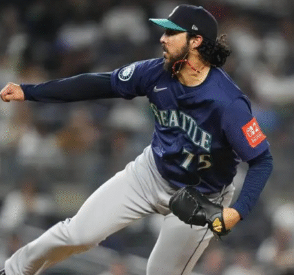 After catching closer Andrés Muñoz tipping pitches, the Yankees stunned the Mariners with a comeback victory